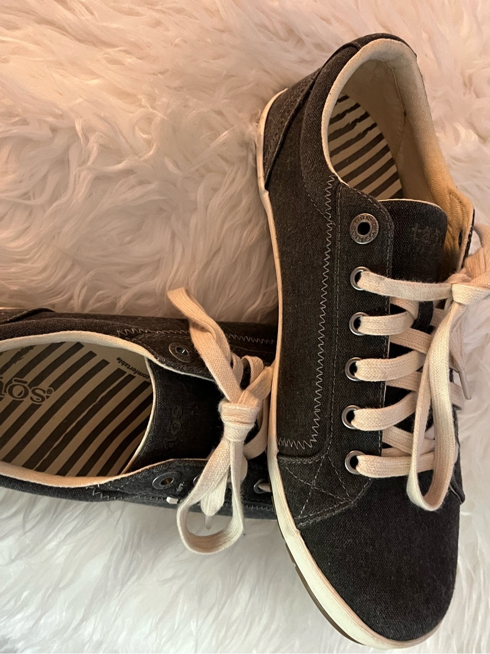 Taos Footwear Women’s Canvas Sneakers in Dark Gray with Cream Laces